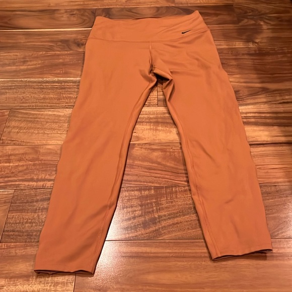 Nike dry-fit leggings size medium(8-10) cutting in the side of the pants. - Picture 1 of 5